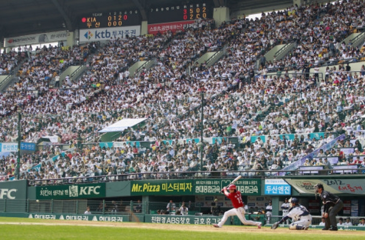 Korean baseball draws in fans for record breaking season