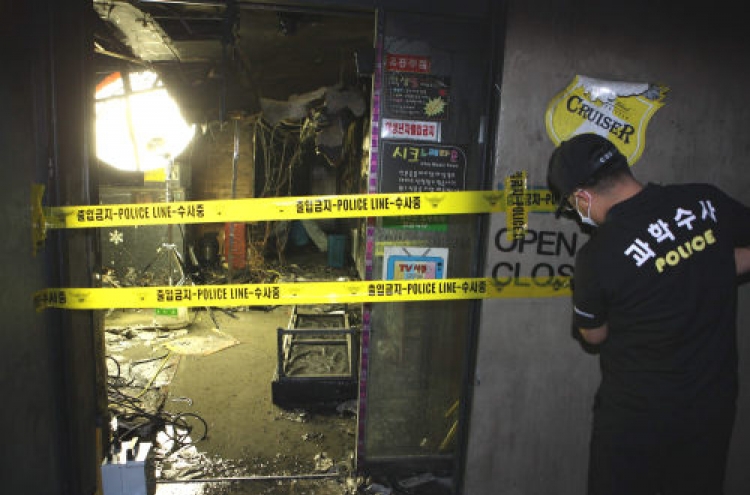 9 killed in fire in Busan karaoke bar