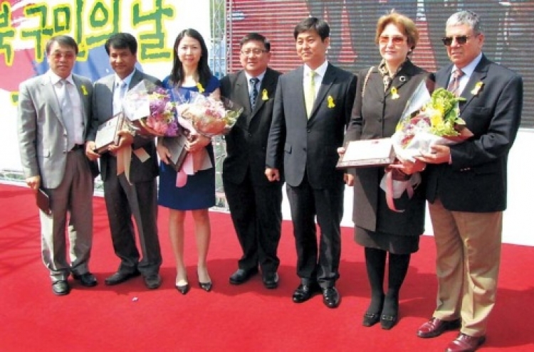 Envoys’ spouses become Seongbuk citizens