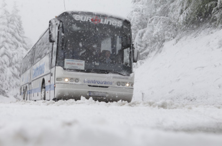 Heavy snow surprises Bosnians after a hot weekend