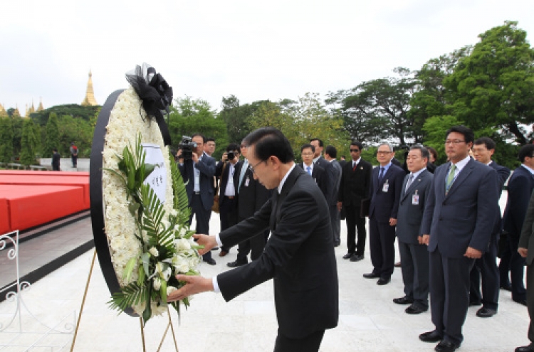 Lee mourns 1983 bombing victims