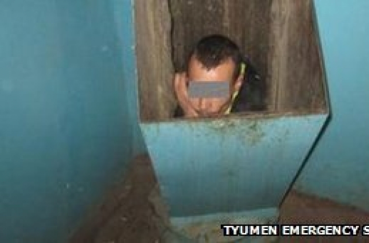 Man hiding from girlfriend gets stuck