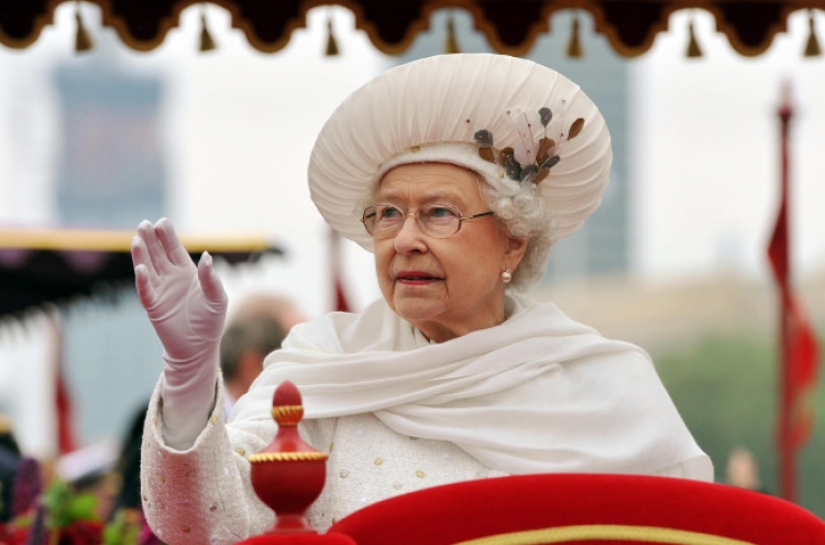 British queen leads 1,000-strong jubilee flotilla