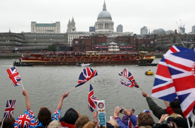 British queen leads jubilee flotilla