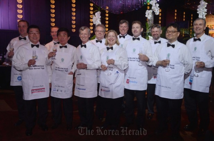 AMCHAM CEOs serve as waiters for scholarships