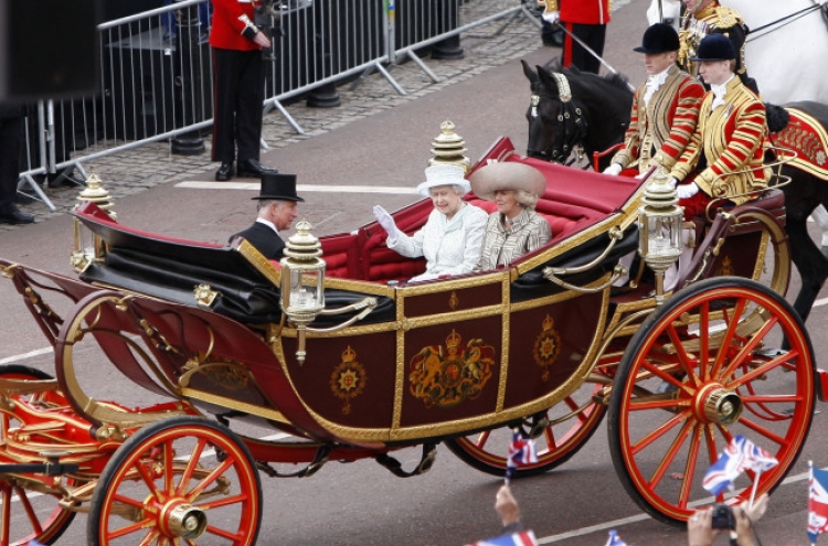 Britons cheer queen in poignant jubilee finale