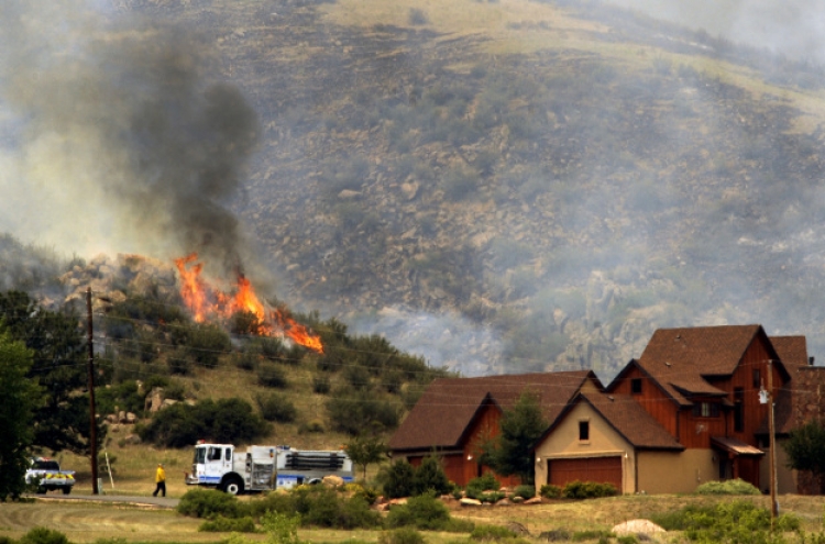 Hundreds evacuated as Colorado wildfires grow