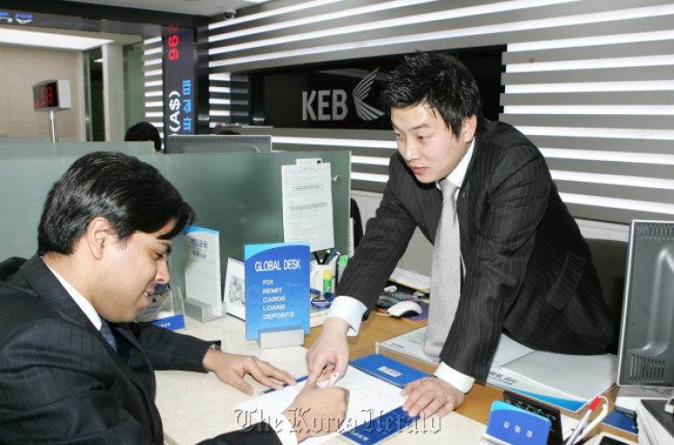 Local banks woo foreign customers
