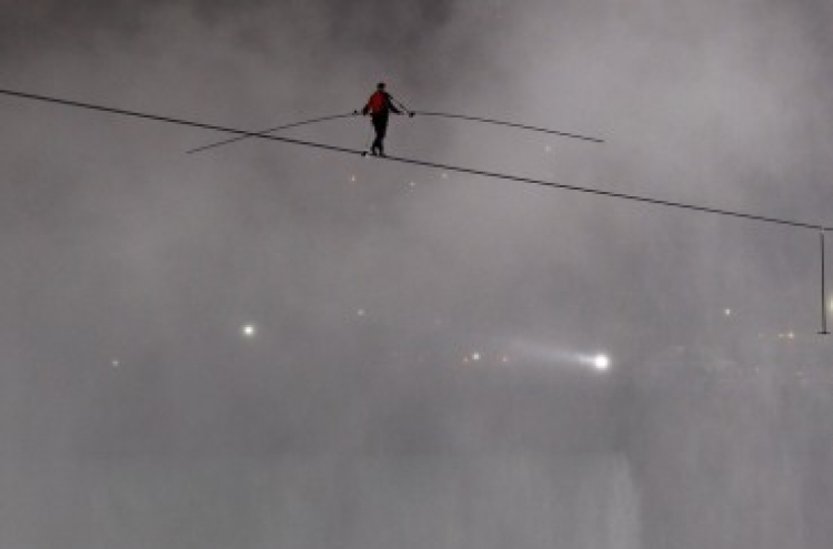 Tethered Wallenda walks wire across Niagara Falls