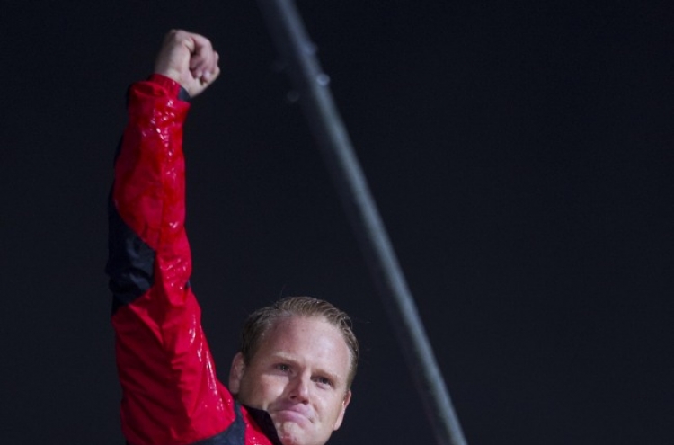 Wallenda walks on tightrope over Niagara