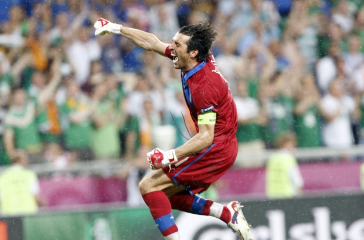 Italy, Spain storm into quarterfinals