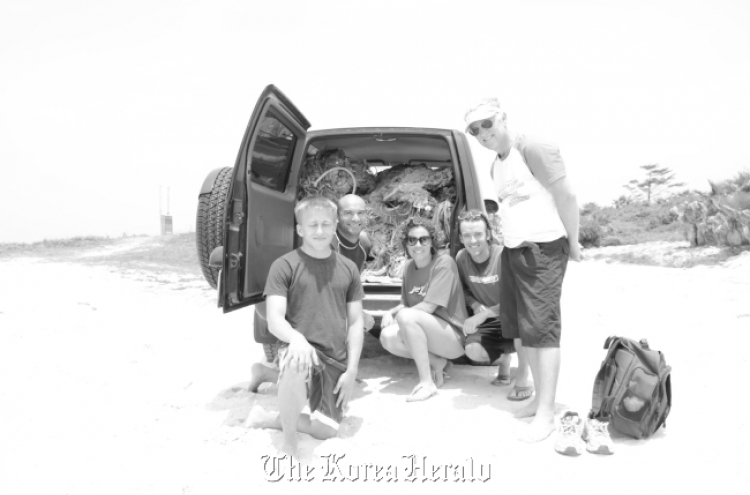 Jeju residents meet to clean beach