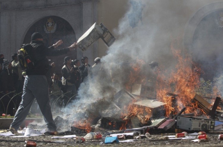 Bolivian police mutiny over pay widens