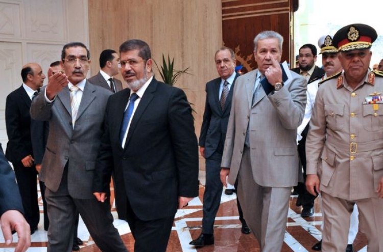 Egypt’s Morsi mulls cabinet amid Tahrir sit-in