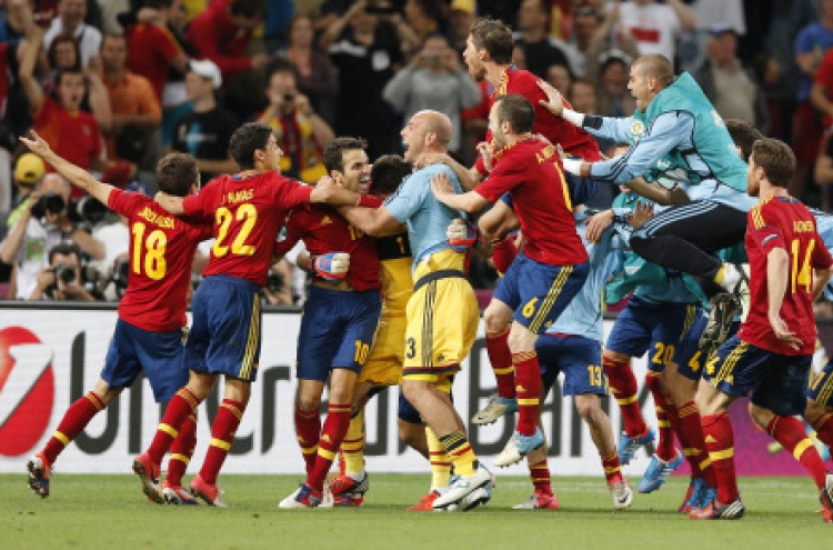 Spain storms into Euro final