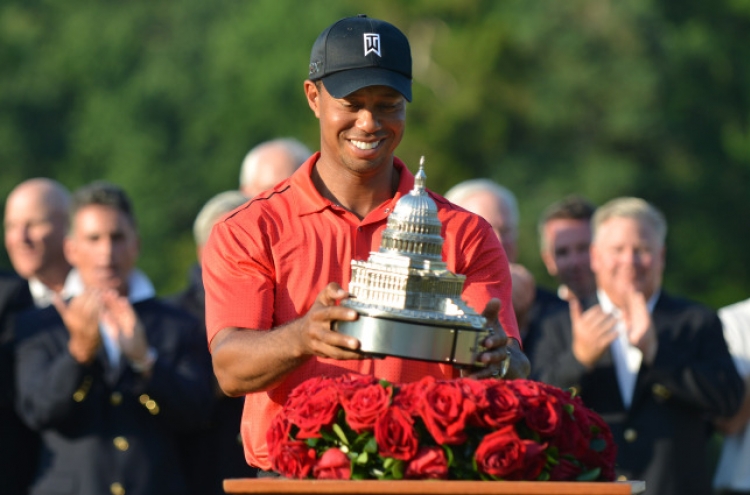 Tiger Woods squeaks out win