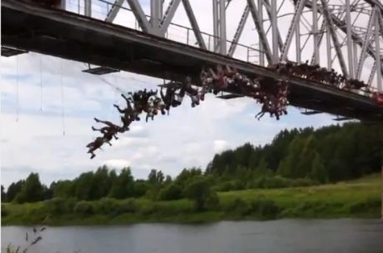 135 people bungee jump off bridge