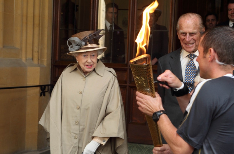 Queen greets Olympic torch at Windsor Castle
