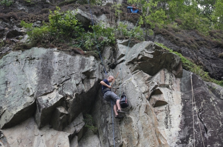 Rock climbers work together to reopen Bueongsae crag