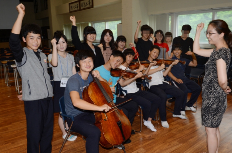 Defector children’s orchestra plays hope