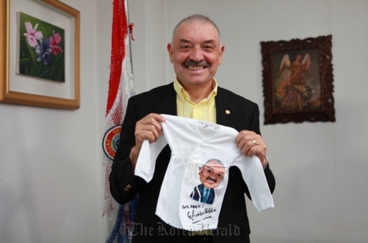 Paraguayan ambassador to help single mothers