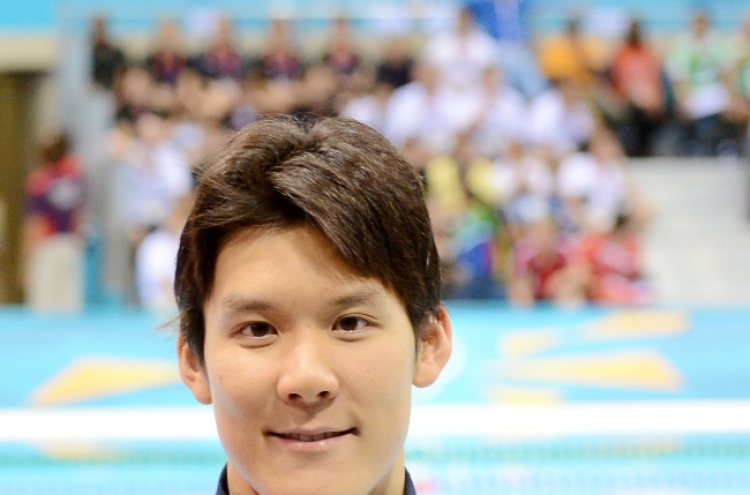 Park Tae-hwan wipes away tears after long day in the pool