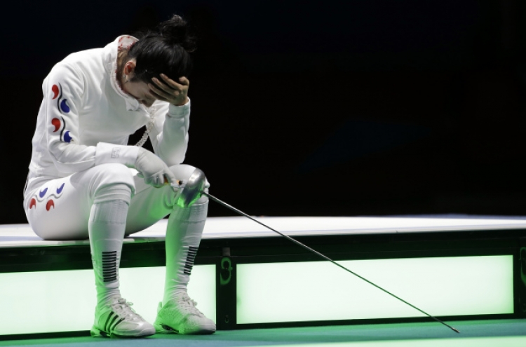 Fencing row steals gold from Korean fencer