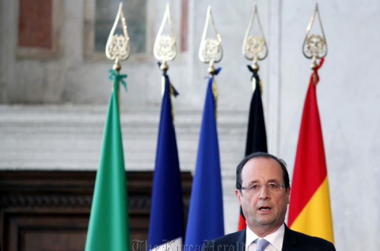 Hollande vows to defend eurozone