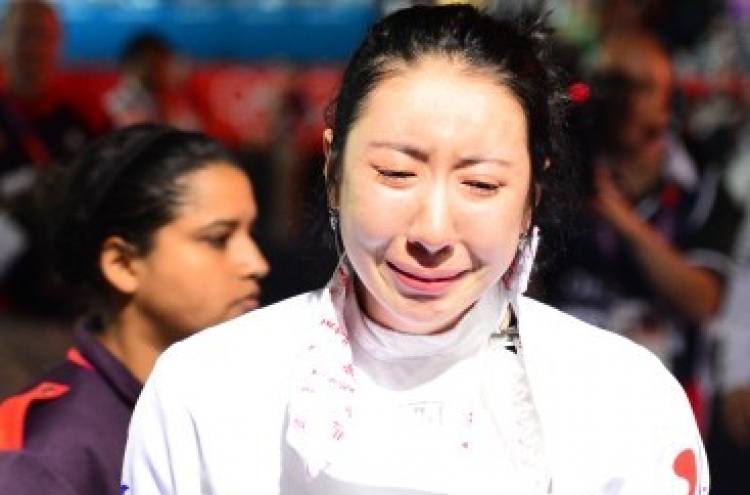Tearful fencer refuses to accept consolation medal