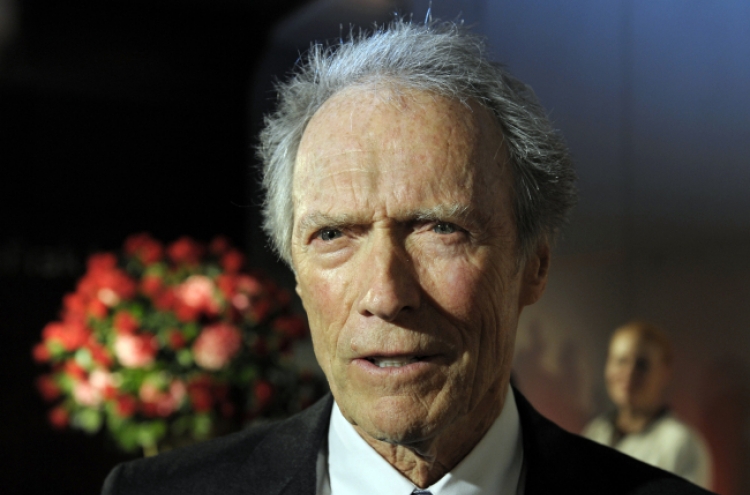 Clint Eastwood endorses Romney’s presidential bid