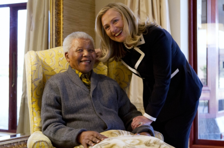 Clinton lunches with Mandela in rare visit at his home