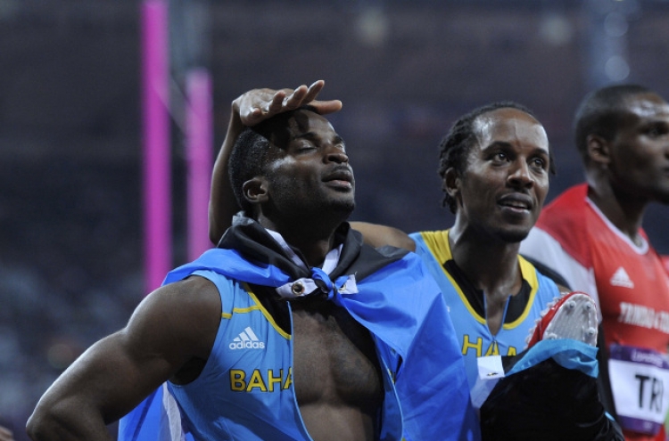 Bahamas snaps US winnng streak in men's 4x400