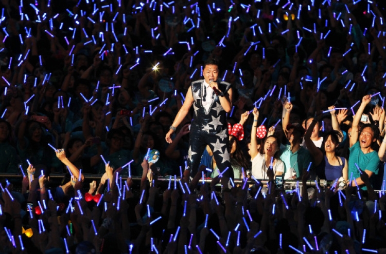 Psy entertains 30,000 fans ‘Gangnam style’