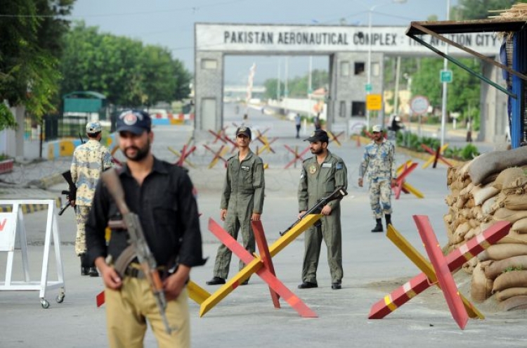 Gunmen attack Pakistan air base, 8 dead