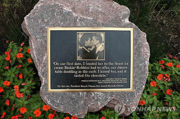 Plaque marks Chicago site of Obamas’ 1st kiss