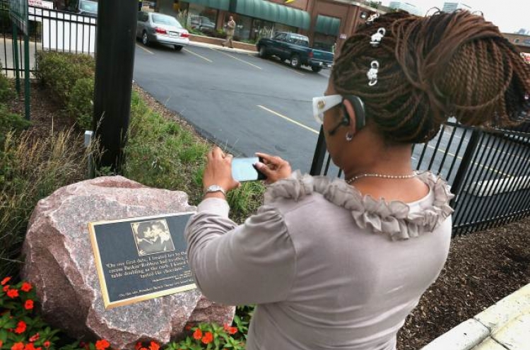 Plaque marks Chicago site of Obamas’ first kiss