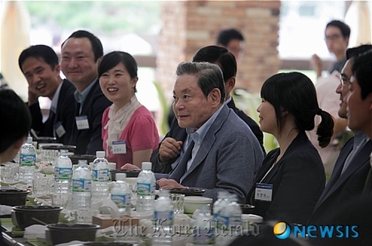 10 employees chosen for lunch with Samsung boss