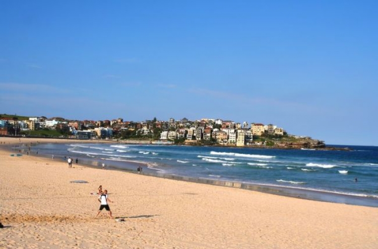 Sandpit collapses, Korean student dies at U.S. beach