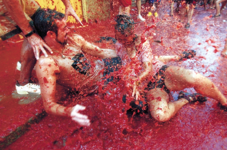 Tomato battle drenches Spanish town in red