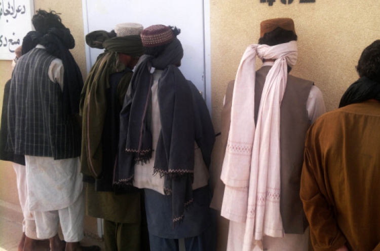 Pakistani Taliban release video of severed heads