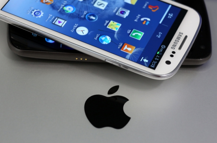 Apple ups offensive against Samsung in Korea