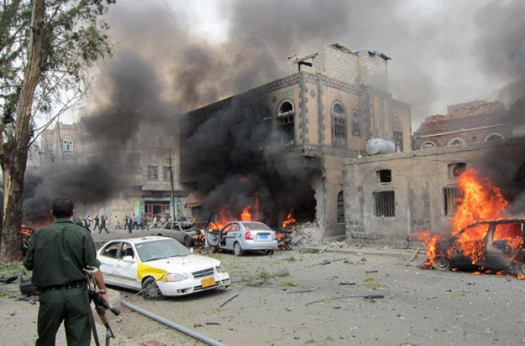 Yemen’s defense minister survives car bomb, 12 killed