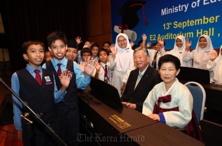Malaysian children celebrate graduation in Korean style