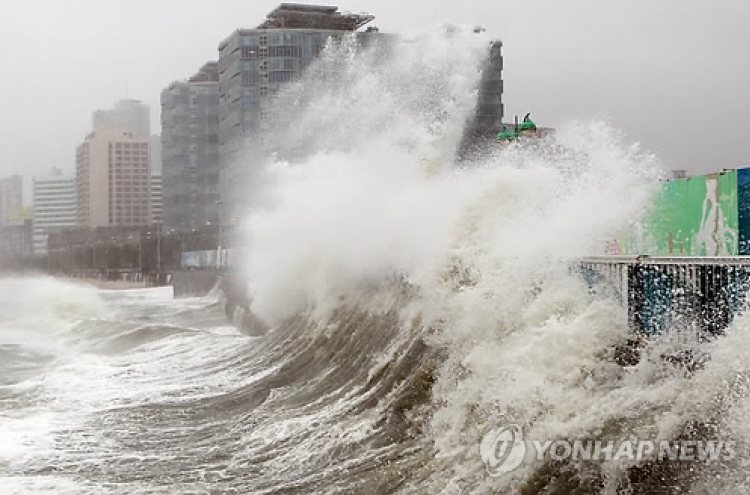Typhoon Sanba slams S. Korea hard, causes property damage