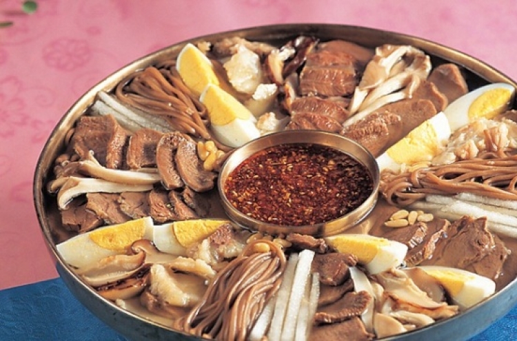 Eobok-jaengban (boiled meat platter)