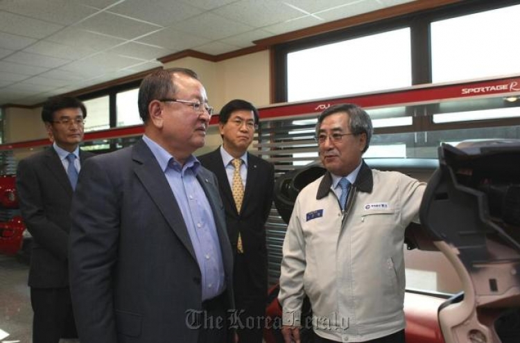 KDB chief talks economy with regional CEOs