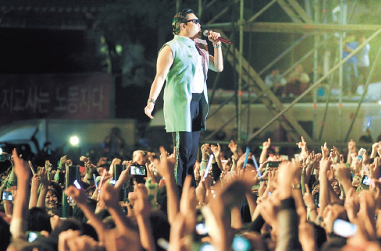 Psy goes all out with 80,000 fans