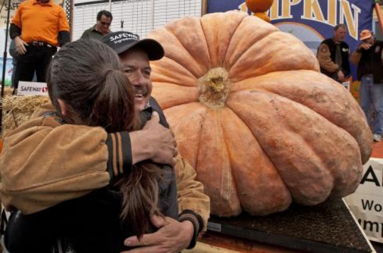 800kg pumpkin wins Calif. weigh-off