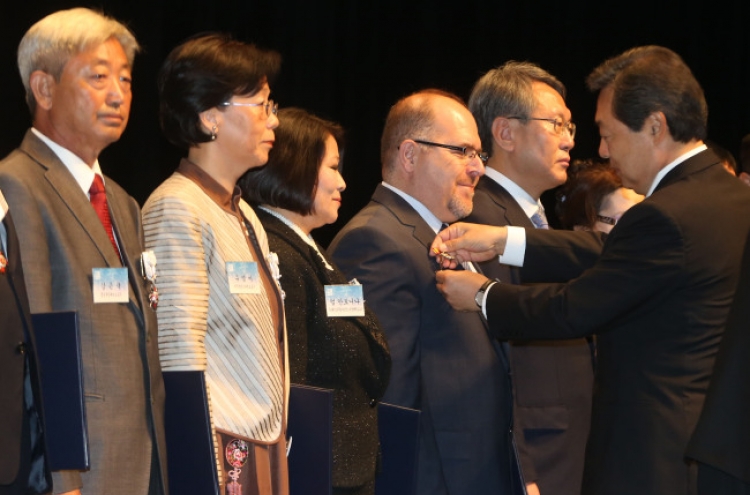Foreign scholars awarded medals for Hangeul promotion overseas