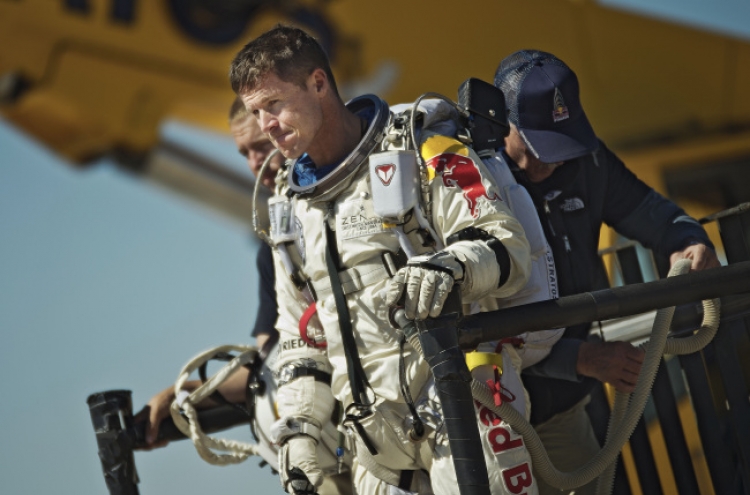 Skydiver calls off supersonic jump